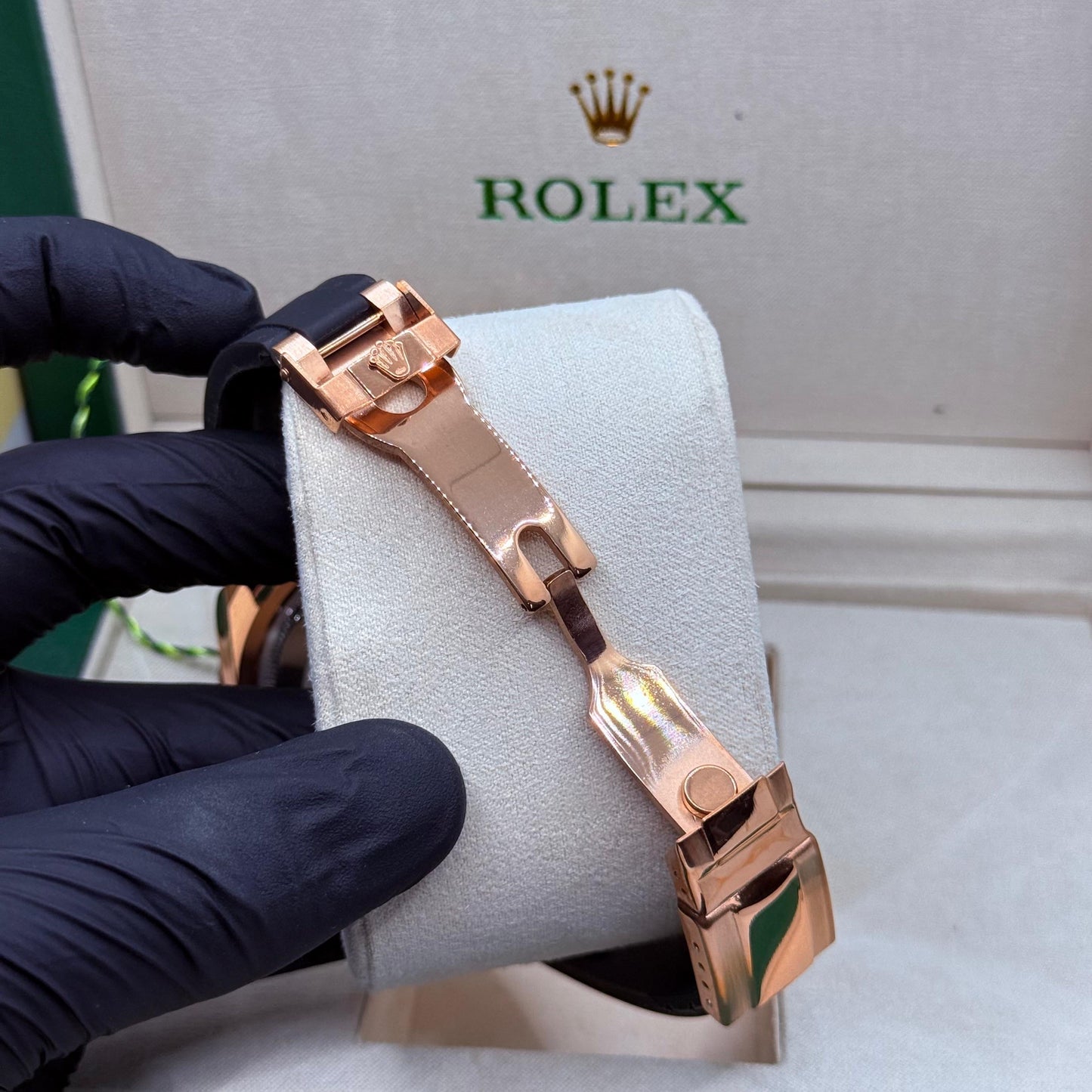 Rolex strap rose gold with black rotating dial with master lock